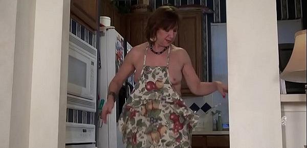  American gilf Penny gets busy in the kitchen